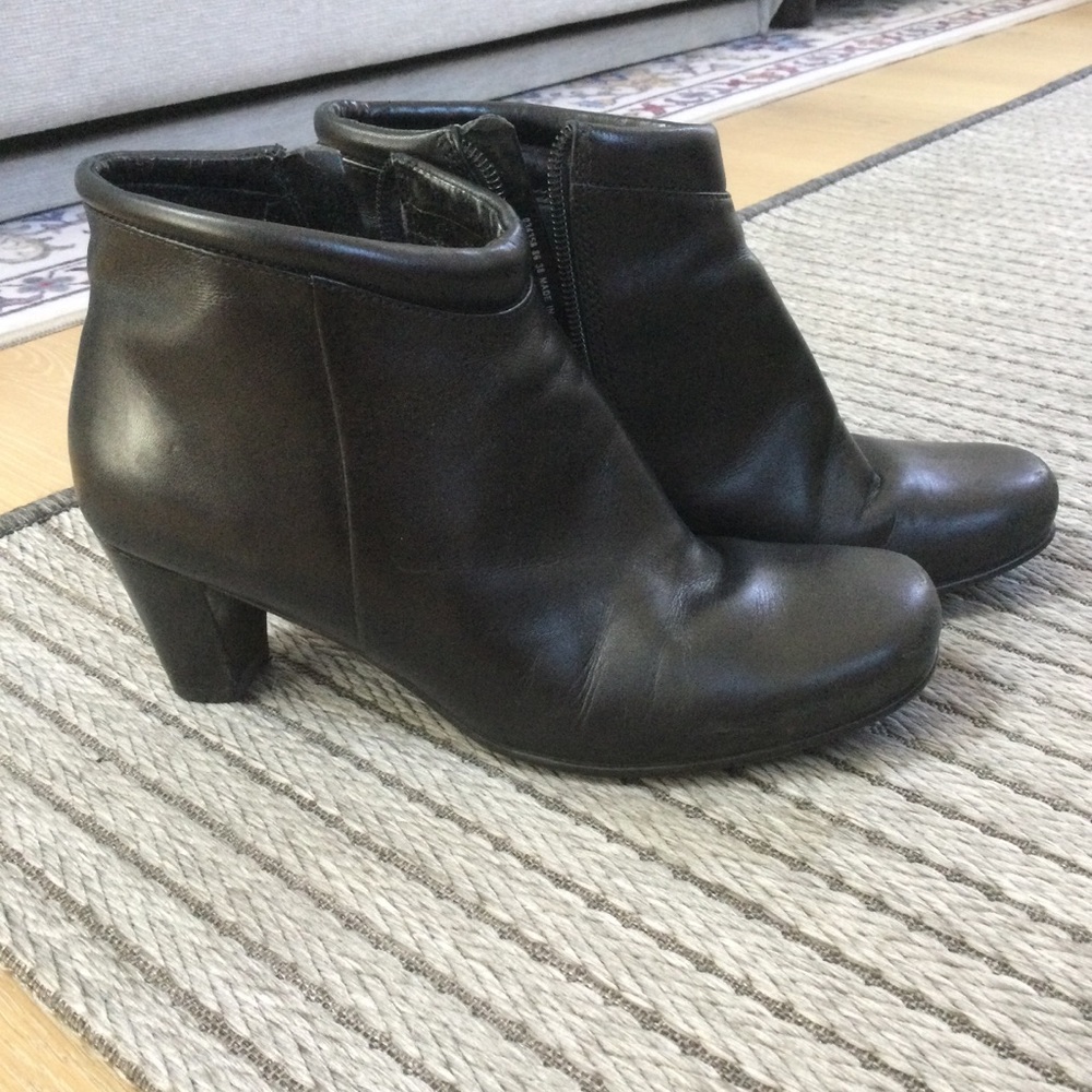 Ecco Black Leather Ankle Booties - Classic Side-Zip Style